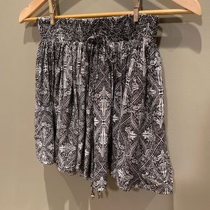 3/$25 black and white flowy/soft shorts